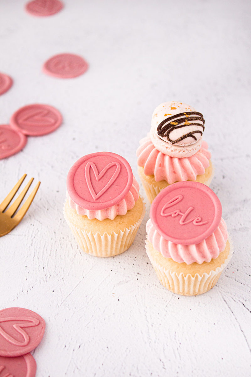 vanille cupcakes mit ruby chocolate - valentinstag collection